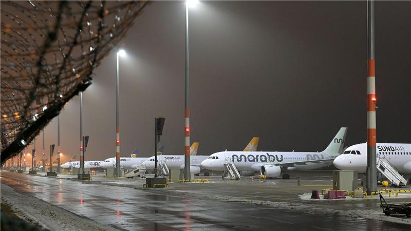 Mit geringeren Steuern und Gebühren könnte sich das Flugangebot vergrößern. (Symbolbild)