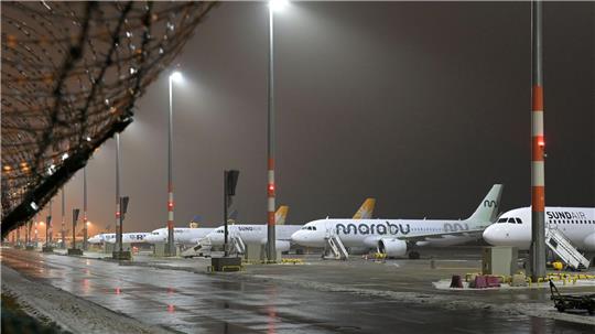 Mit geringeren Steuern und Gebühren könnte sich das Flugangebot vergrößern. (Symbolbild)