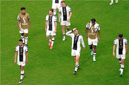 Mit gesenkten Köpfen und betroffenen Blickes verlassen die Nationalspieler den Rasen im Al-Bait Stadion nach dem erneuten WM-Aus in der Vorrunde. Foto: dpa
