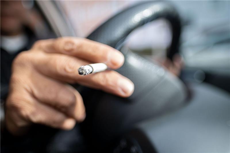 Pläne: Rauchverbot in Autos mit Kindern und Schwangeren Mit gesundheitsschädlichem Passivrauchen von Kindern in Autos sollte eigentlich Schluss sein. Foto: dpa