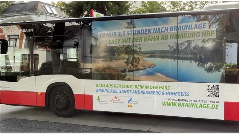 Das Bild zeigt einen Bus in Hamburg mit touristischem Werbeaufkleber für Braunlage, St. Andreasberg und Hohegeiß.