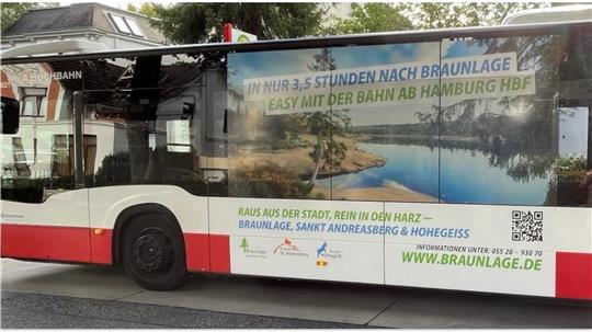 Das Bild zeigt einen Bus in Hamburg mit touristischem Werbeaufkleber für Braunlage, St. Andreasberg und Hohegeiß.