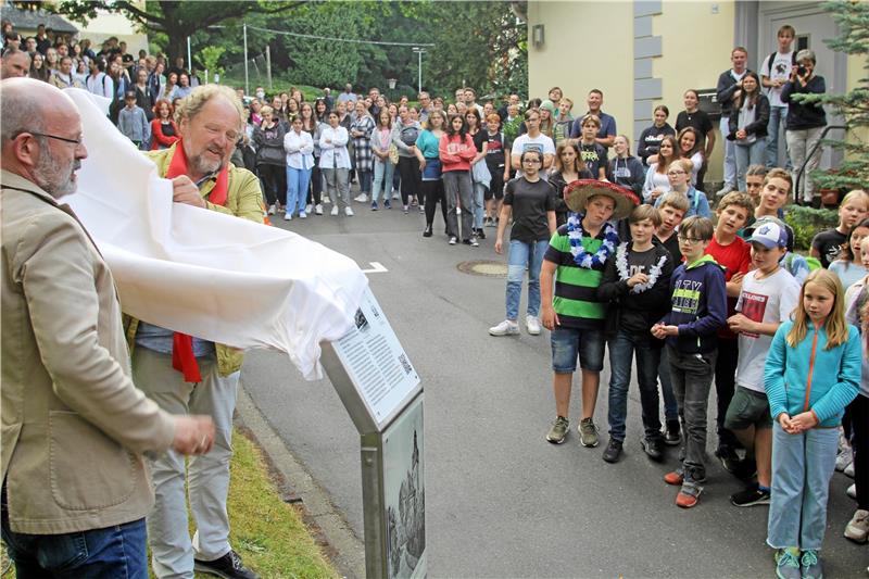 Erster Harzburger Geschichtspunkt mit QR-Code Mit großem Bahnhof wird die 36. Informationsstele des Historischen Stadtrundgangs durch Bad Harzburg vor dem Niedersächsischen Internatsgymnasium eingeweiht. Schulleiter Stephan Homberg (li.) und Initiator Markus Weber enthüllen die Tafel im Rahmen des Schulfestes. Foto: Nachtweyh.