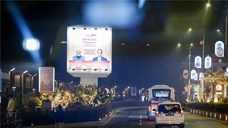 Mit großen Schildern heißt Modi seinen Gast willkommen.