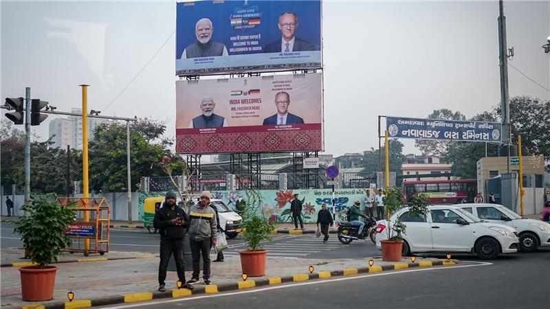 Mit großen Schildern heißt Modi seinen Gast willkommen.