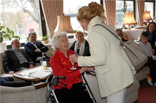 Mit großer Freude nimmt Marta Lattemann-Meyer die Gratulationen entgegen. Foto: Kempfer