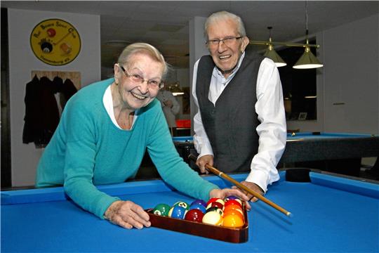 Mit großer Leidenschaft stehen Helga und Rudolf Hanuschk gemeinsam mit 13 Mitstreitern einmal in der Woche am Poolbillard-Tisch. Fotos: Epping