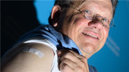 Mit gutem Beispiel voran: Gesundheitsminister Philippi lässt sich impfen.