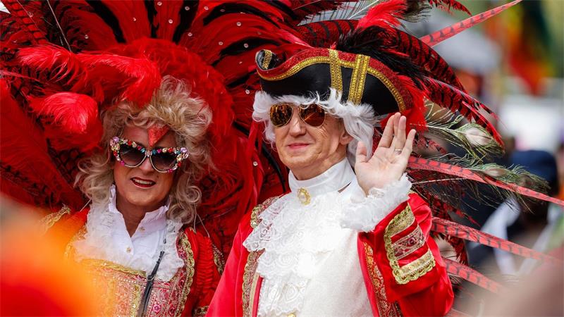 Mit guter Laune und in Kostümen feiern die Teilnehmer des CSD. 