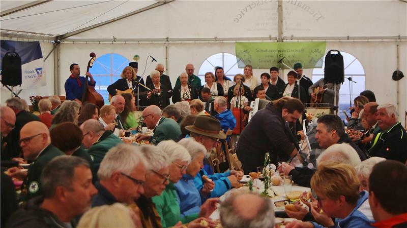 Mit heimatlicher Musik schmeckt das Frühstück in St. Andreasberg um so besser.