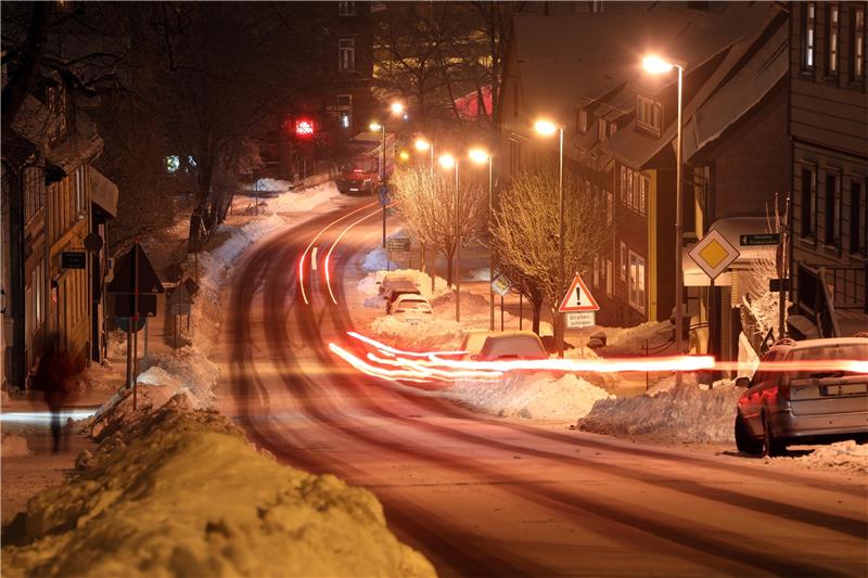 Mit herkömmlichen Leuchtmitteln versehen sind die Lampen in der Osteröder Straße. Auch andere Bereiche der Stadt und ihrer Ortsteile haben noch Altbestand, sollen aber nach und nach umgerüstet werden. Foto. Neuendorf