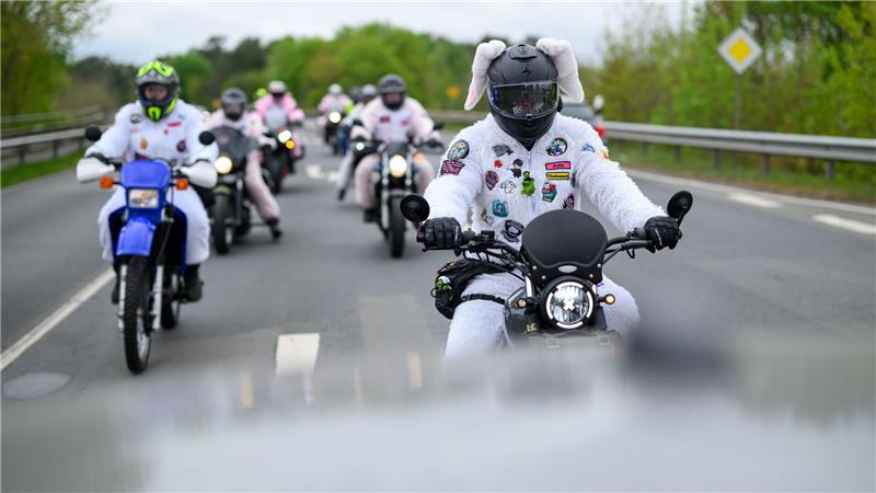 Mit ihren Hasenkostümen wollen die Motorradfahrer Aufmerksamkeit für eine Spendensammlung bekommen. 