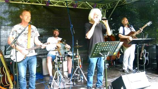 Mit ihren ausgefallenen Instrumenten sorgte die Band Quasimodo Knöterich für gute Stimmung.