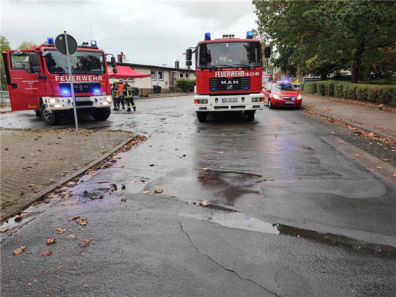 Seesen: Brennender Unrat löst Feuerwehreinsatz aus Mit insgesamt 11 Fahrzeugen waren die 37 Einsatzkräfte vor Ort. Foto: Feuerwehr