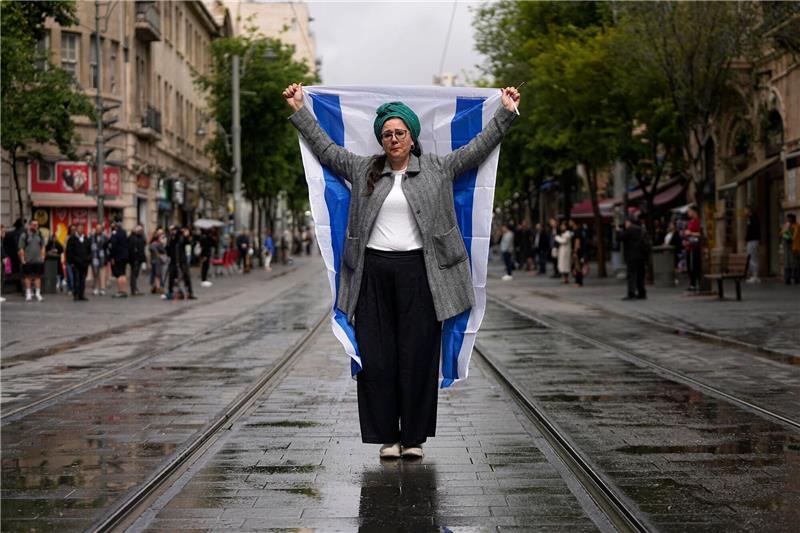 Holocaust-Gedenktag in Israel im Schatten des Gaza-Kriegs Mit landesweiten Alarmsirenen gedenkt Israel der Ermordung von sechs Millionen Juden durch die Nationalsozialisten im Zweiten Weltkrieg.