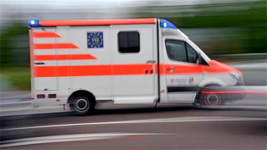 Mit lebensgefährlichen Kopfverletzungen kommt ein Radfahrer ins Krankenhaus. (Symbolbild)