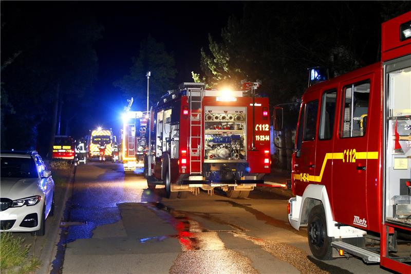 Kellerbrand in Oker: Dichte Rauchschwaden erschweren Einsatz Mit mehreren Einsatzkräften war die Feuerwehr in der Nacht in Oker unterwegs. Foto: Epping