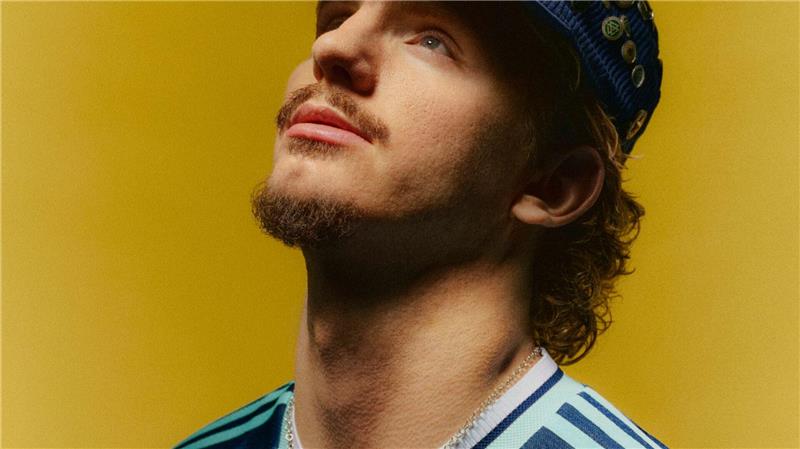 In Dunkelblau zur WM: DFB stellt Auswärtstrikot vor Mit neuer DFB-Mode: Nick Woltemade.