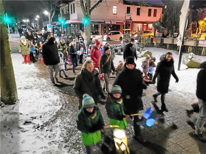 Bad Harzburgs Sternenhimmel funkelt ab sofort wieder Mit oder ohne Laternen und angeführt von der Schützenmusikgemeinschaft Oker ziehen zahlreiche Kinder und Erwachsene die Bummelallee hinunter.