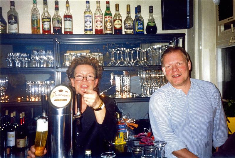 Mit offenen Augen durch die Welt gehen, keine Weiterbildung auslassen und auch schlechte Erfahrungen als lehrreich abbuchen: So gelingt es „Judith“ (links), mit dem „Filou“ eine eigene kleine Welt in Goslar zu erschaffen, die sich großer Beliebtheit und vieler Stammgäste erfreute, darunter GZ-Redakteur Dieter Böhl (rechts). Die schöne alte Theke, die alle magisch anzog, hatte Vorgänger Bernard Fargeon aus Paris geholt; er betrieb am Standort neun Jahre lang eine Crêperie. Fotos: Privat