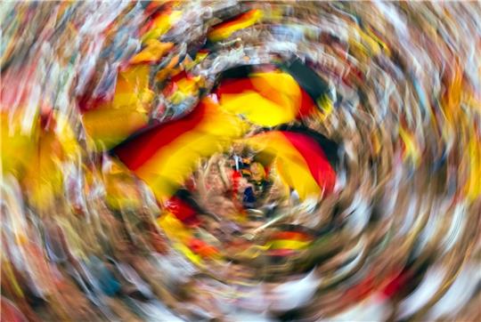Mit riesiger Freude schwenken Deutschland-Fans beim Public Viewing in Dresden ihre Fahnen.