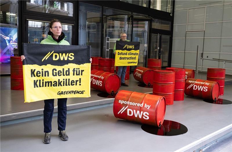 Greenpeace protestiert gegen Deutsche-Bank-Fondstochter DWS Mit roten Ölfässern protestieren Aktivisten von Greenpeace vor der Zentrale von DWS Investment in Frankfurt gegen die Investitionspolitik des Fonds.