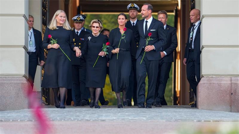 Mit roten Rosen traten Haakon und Teile seiner Familie auf den Schlossplatz. 
