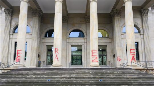 Mit roter Farbe wurde die Parole „Free Gaza“ auf das Landtagsgebäude geschmiert. (Archivbild)