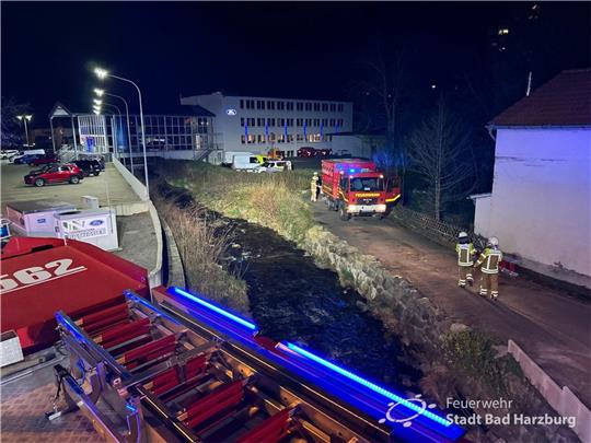 Mit rund 25 Einsatzkräften ist die Feuerwehr Bündheim-Schlewecke am Donnerstagabend in Höhe des Autohauses Bathauer zugange. Foto: Feuerwehr
