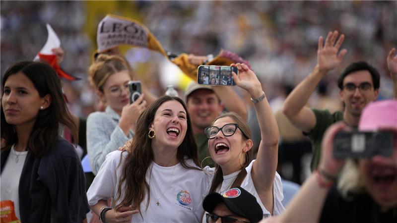Papst hält Vigilie mit 40.000 in Barcelona Mit rund 40.000 überwiegend jungen Leuten feierte der Papst am Abend eine Vigilie im Olympiastadion von Barcelona.