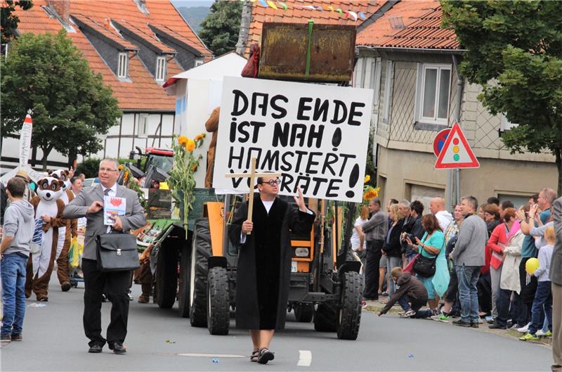 „Mund abputzen – weitermachen“ Mit satten Sprüchen und flotten Rhythmen ziehen die „Narren“ im Jahr 2016 durch die Straßen. Nach zweijähriger Unterbrechung soll in diesem Jahr einiges nachgeholt werden. Archivfoto: Leifeld