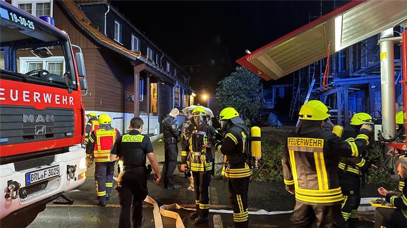 Feuerlöscher löst Großeinsatz in der Stadt Braunlage aus Mit schwerem Atemschutz gehen die Feuerwehrleute ins Haus, um die Vermissten zu suchen.
