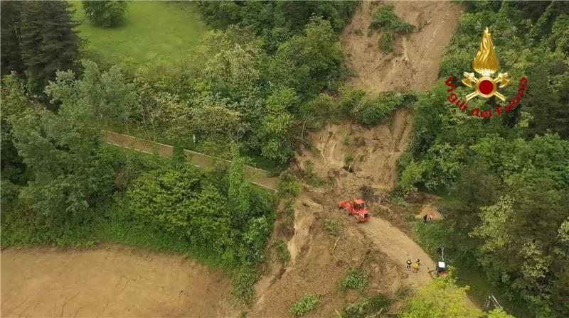 Mit schwerem Gerät befreit die Feuerwehr nach einem Erdrutsch einen Straßenabschnitt in Norditalien von Schlamm (Aufnahme mit einer Drohne).