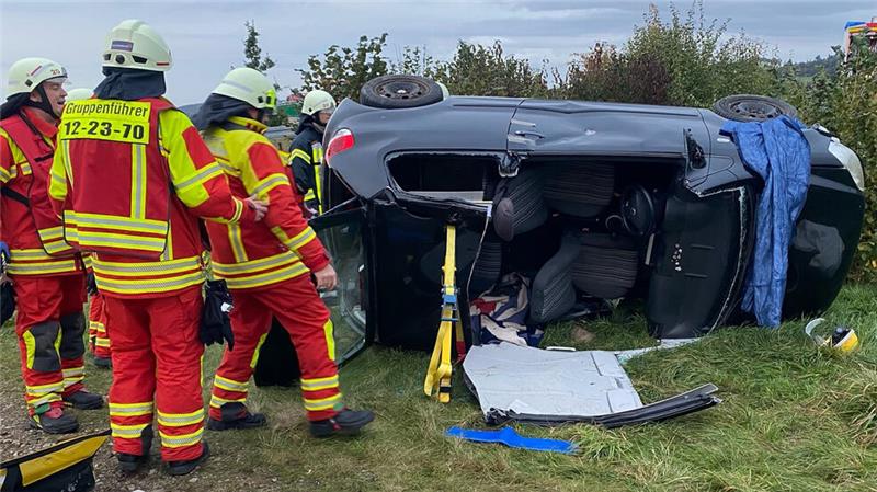 Szenario: Drei Verletzte und zwei verunglückte Fahrzeuge an B 82 Mit schwerem Gerät nehmen die Einsatzkräfte das Dach des verunglückten Fahrzeugs ab.