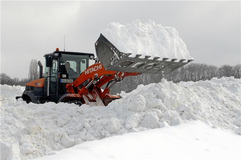 Ausnahmezustand: Goslar versinkt im Schnee Mit schwerem Gerät rücken die Helfer dem Schnee zu Leibe und transportieren ihn zum Osterfeld.