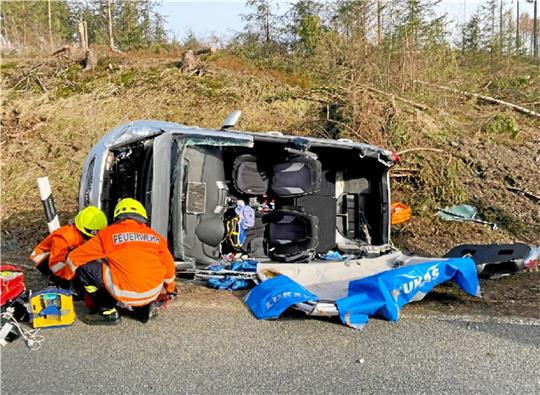 Mit schwerem Gerät schneidet die Feuerwehr ein Autodach auf, um einen schwer verletzten 81-Jährigen zu befreien. Nach Polizeiangaben ist er mit seinem Wagen von der Straße abgekommen, der sich daraufhin überschlagen hat. Fotos: Feuerwehren Altenau und Clausthal-Zellerfeld