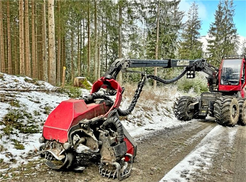 Mit schwerem Gerät sind Forstwirte am Outdoor-Center Harz unterwegs, um nach den heftigen Februar-Stürmen aufzuräumen. Foto: Privat