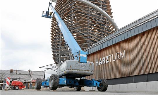 Mit schwerem Gerät werden die Arbeiten am Harzturm fortgesetzt. Foto: Neuendorf