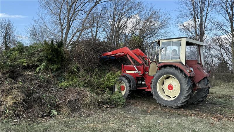 Mit schwerem Gerät wird der Haufen zusammengeschoben.
