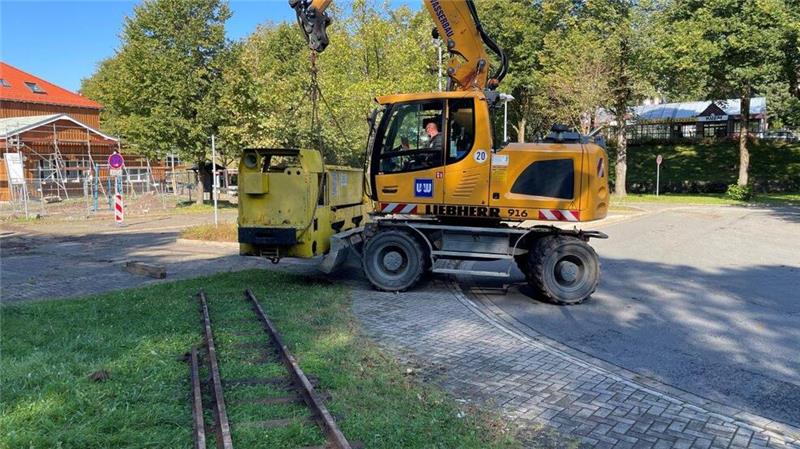 Neues Spielgerät am Alten Bahnhof braucht noch Zeit Mit schwerem Gerät wird die fünf Tonnen schwere Akku-Lok an ihren neuen Platz gesetzt.