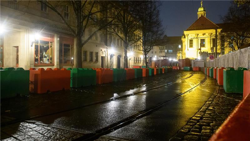 Beton, Kameras, Verbote: Wie sicher sind Weihnachtsmärkte? Mit schweren Sperren wird der Weihnachtsmarkt in Magdeburg begrenzt.