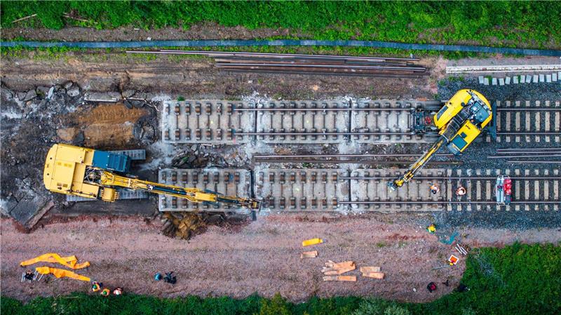 Mit schwerer Technik wird auf einem Teilstück der Bahnstrecke Hamburg-Berlin die vor Jahrzehnten eingebaute feste Fahrbahn aus Beton abgebaut.