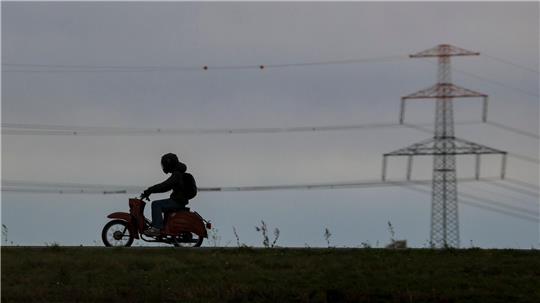 Mit seinem Moped flüchtet ein 16-Jähriger vor der Polizei über einen Friedhof. (Symbolbild)