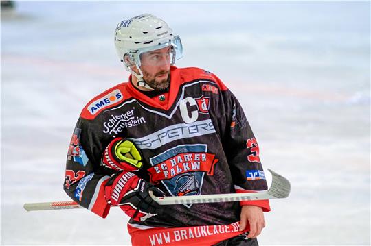 Mit seinem ersten Treffer im Trikot der Harzer Falken sichert Christoph Koziol seinem neuen Klub den 4:3-Erfolg gegen die Haßfurt Hawks. Foto: Drechsler