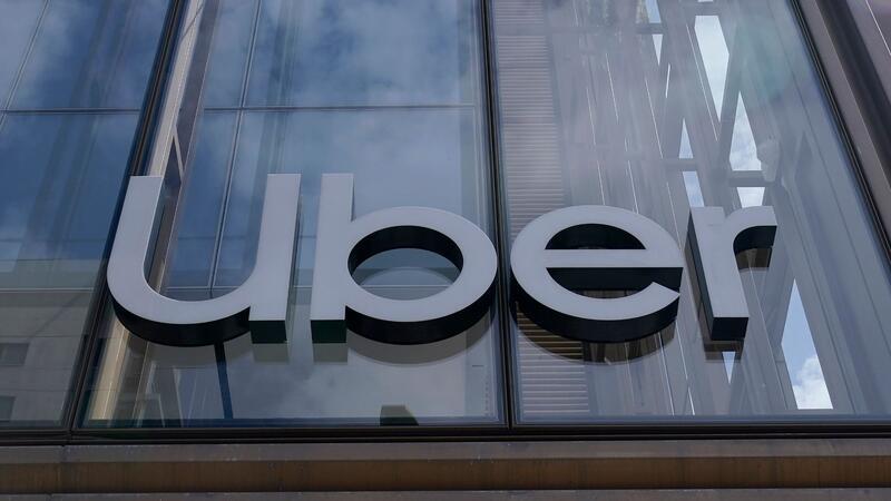 Uber kooperiert bundesweit mit Taxi-Unternehmen Mit seinem neuen bundesweiten Angebot tritt Uber in Konkurrenz zu traditionellen Taxi-Ruf-Zentralen.