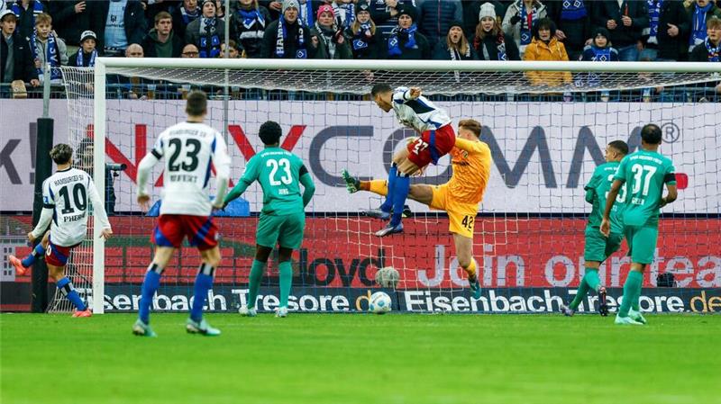 Statement für Polzin: HSV überzeugt beim 5:0 gegen Fürth Mit seinem neunten Saisontor zur Stelle: Davie Selke (M).