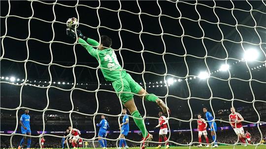 Mit seinen Paraden hielt Torhüter Janis Blaswich Leverkusen lange im Spiel.