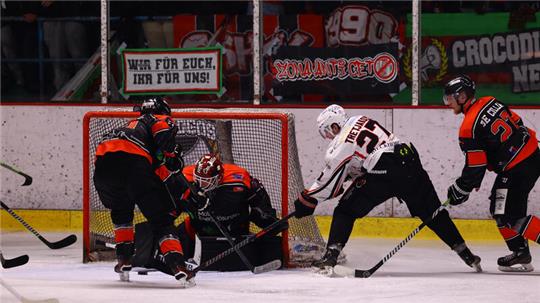 Mit seinen beiden Treffern legt Artjoms Tretjakovs den Grundstein für die erfolgreiche Titelverteidigung der Harzer Falken, die die Finalserie der Eishockey-Regionalliga Nord mit 3:1 gegen die Crocodiles Hamburg gewinnen.Foto: Lobeca/Ralf Homburg