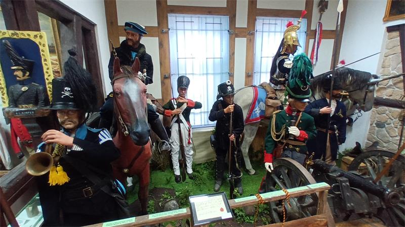 Ein Museum, zu sehen sind Ausstellungspuppen, die Uniformen tragen.