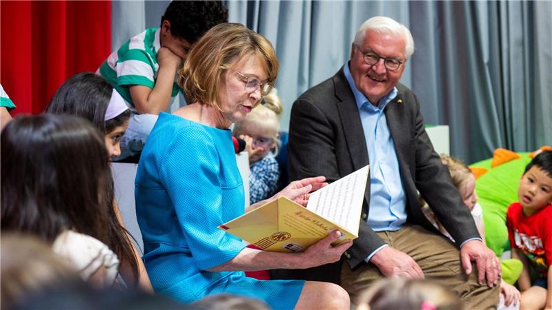 Mit seiner Frau Elke Büdenbender las er Kindern in Berlin vor.